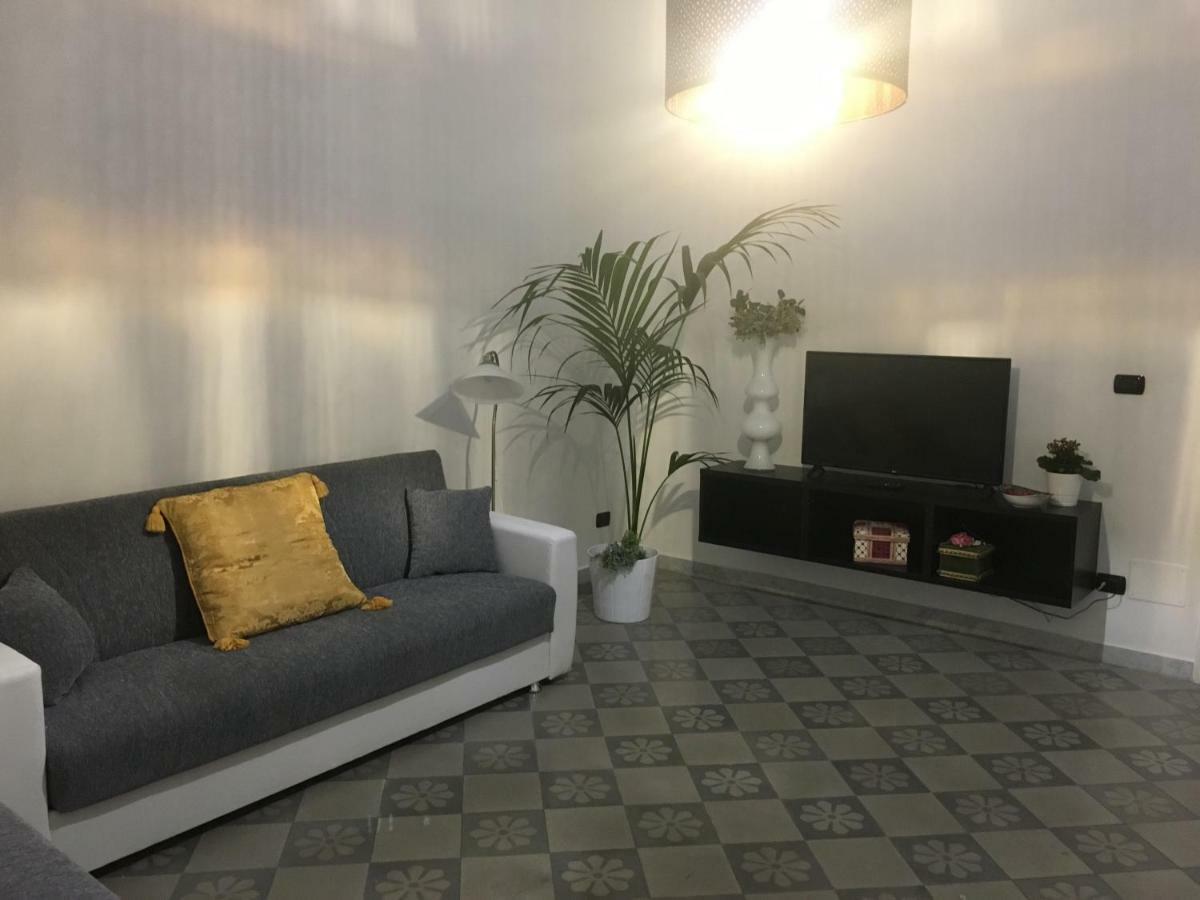 Maison Flores Bari Bagian luar foto