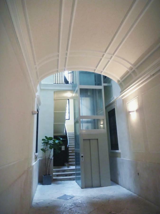 Maison Flores Bari Bagian luar foto